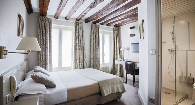A double bedroom at La Residence du Berry, Versailles, France