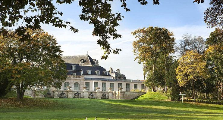 Beautiful gardens at Auberge du Jeu de Paume, around Paris, France