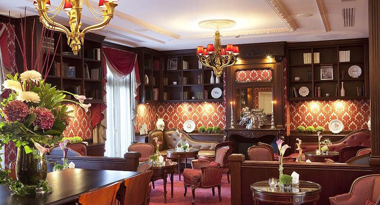 The bar at Auberge du Jeu de Paume, around Paris, France