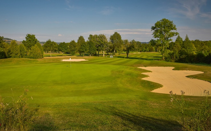 Open fairway and bunker at Golf de Château de Chailly