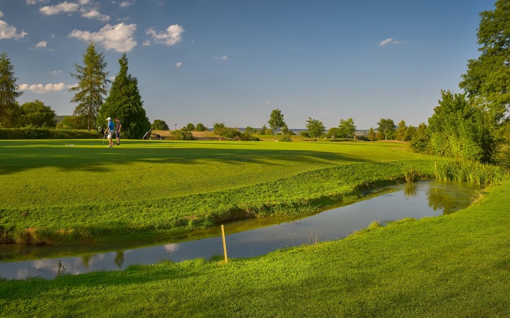 Golf de Château de Chailly green beside a stream
