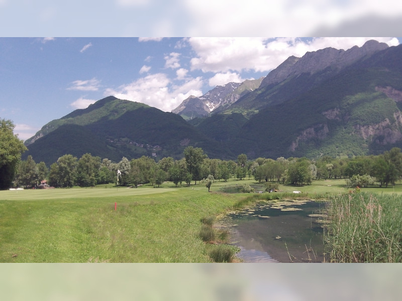 Play golf in the foothills of the Alps at Giez d'Annecy, France
