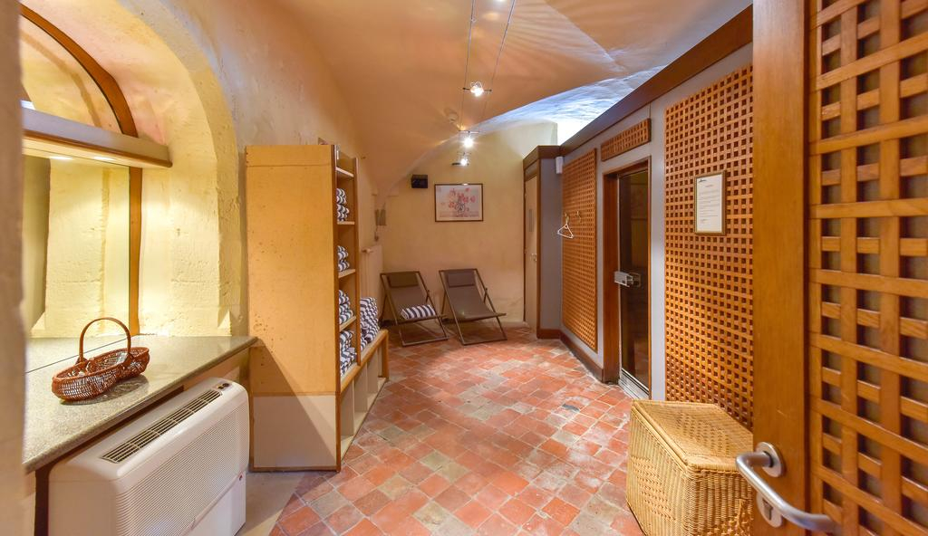 Clubhouse changing room at Château de Chailly with lockers and vanity