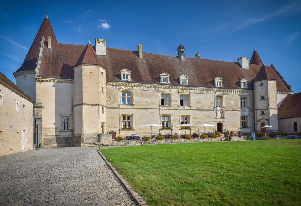Château de Chailly courtyard façade and lawn