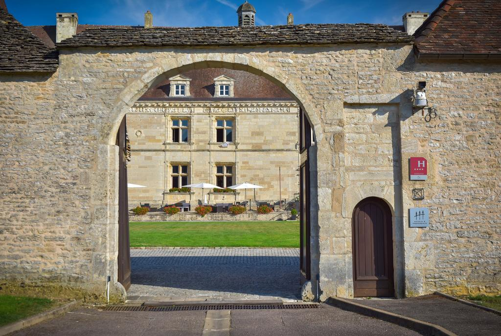 Stone entrance arch framing Château de Chailly