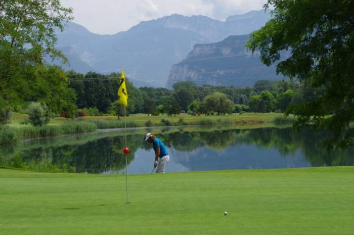 A chip onto the green at Grenoble Charmeil Golf Club, France.