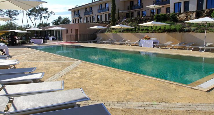 The pool at Hotel Mercure Brignoles Golf de Barbaroux. Golf Planet Holidays