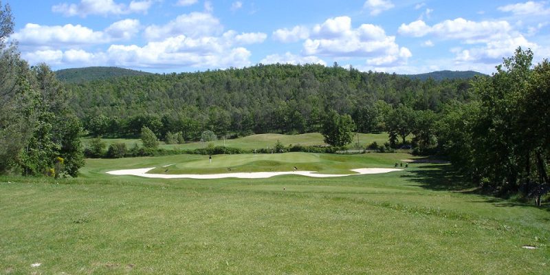 Par three at Barbaroux Golf Club in Provence, France. Golf Planet Holidays.