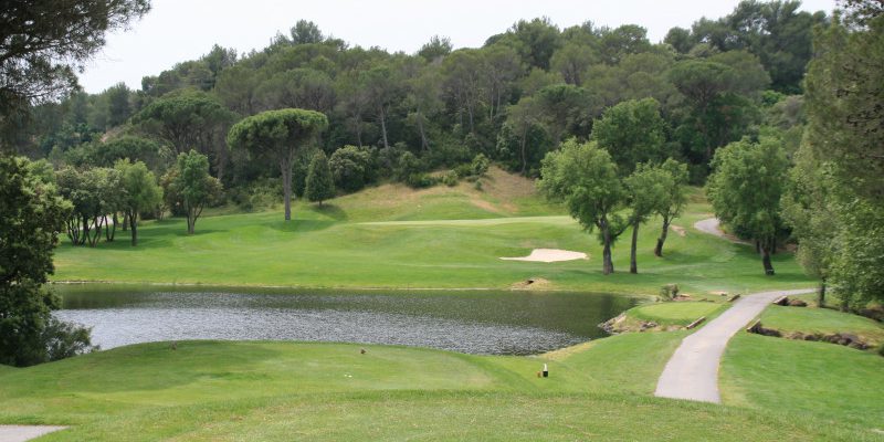 Par three at Barbaroux Golf Club in Provence, France. Golf Planet Holidays.