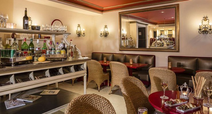 The bar at the Hotel Le Cavendish, Cannes, South of France. Golf Planet Holidays.
