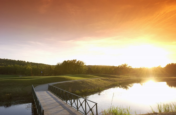 Le Château course at Terre Blanche at dawn beside a lake