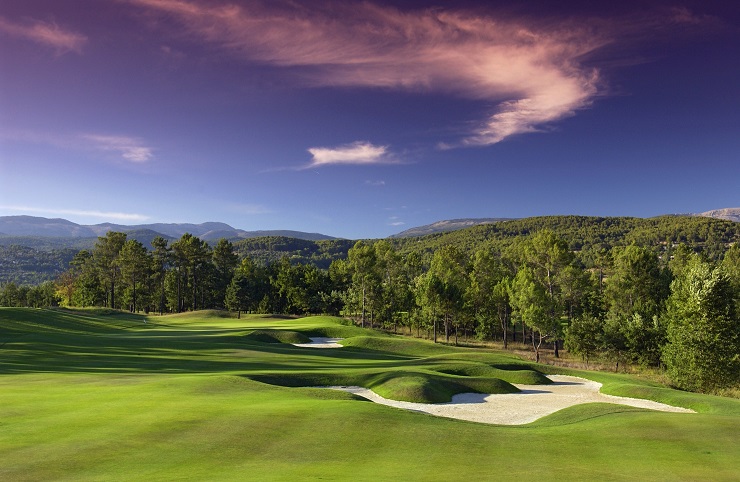 Le Château course at Terre Blanche with bunkers and mountain backdrop
