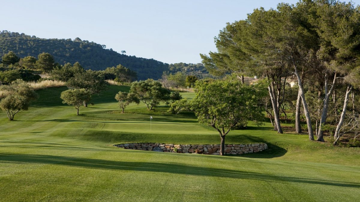 Pitch onto the green at Son Quint Golf Course, Son Vida, Mallorca