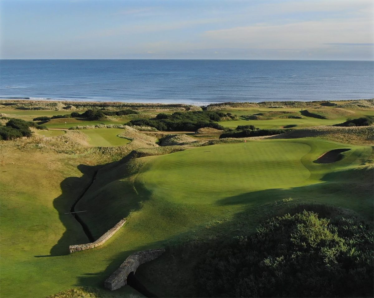 The 18th green at Kingsbarns Golf Links, St Andrews, Scotland. Golf Planet Holidays