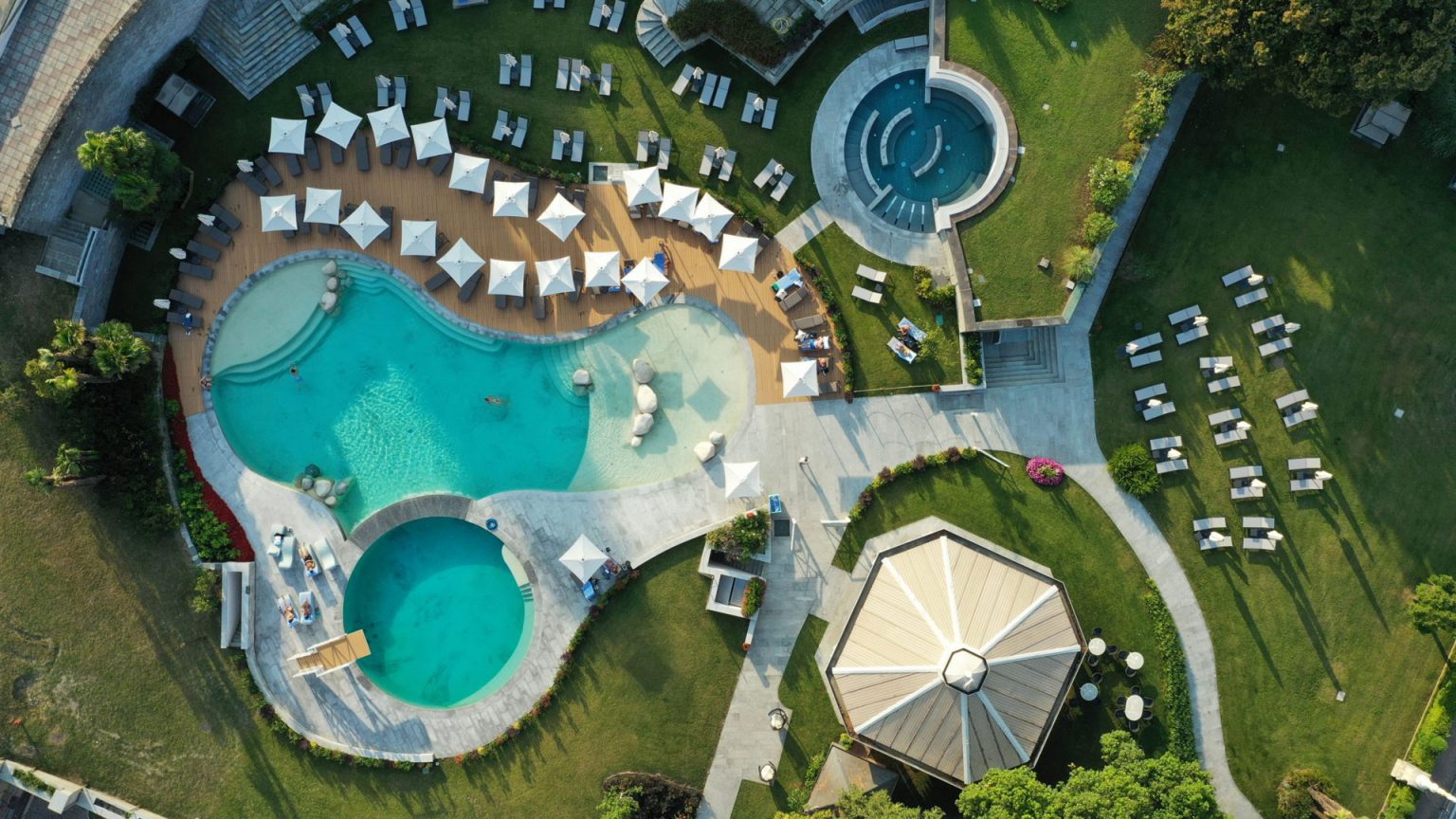 The figure-of-eight outdoor pools set in the hotel park, with loungers and gardens