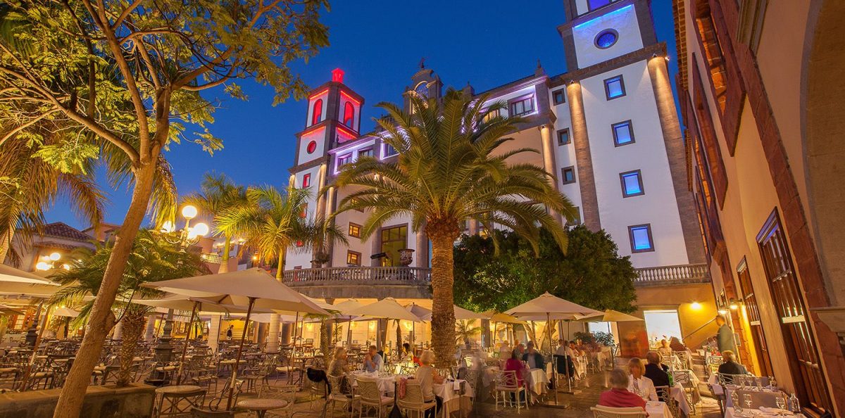 Outdoor dining at Gran Hotel Lopesan Villa Del Conde, Gran Canaria
