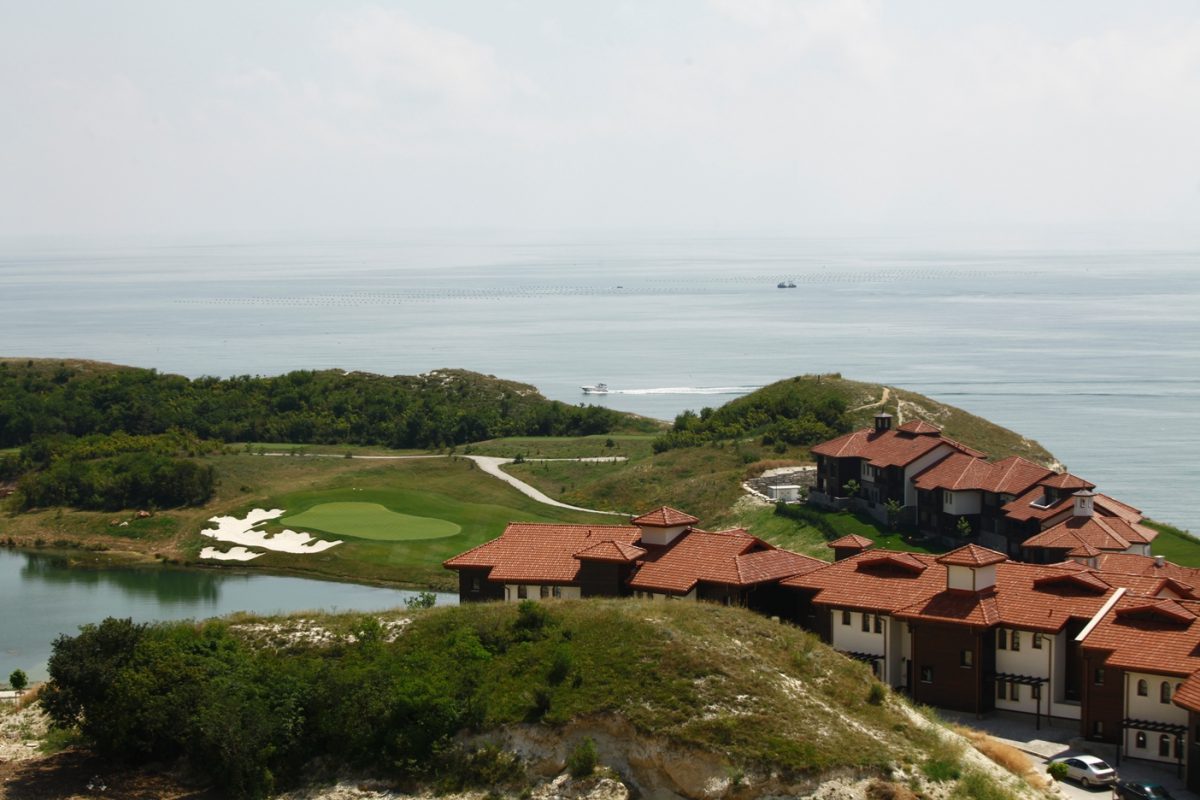 Thracian Cliffs villas are close to the course in Bulgaria. Golf Planet Holidays