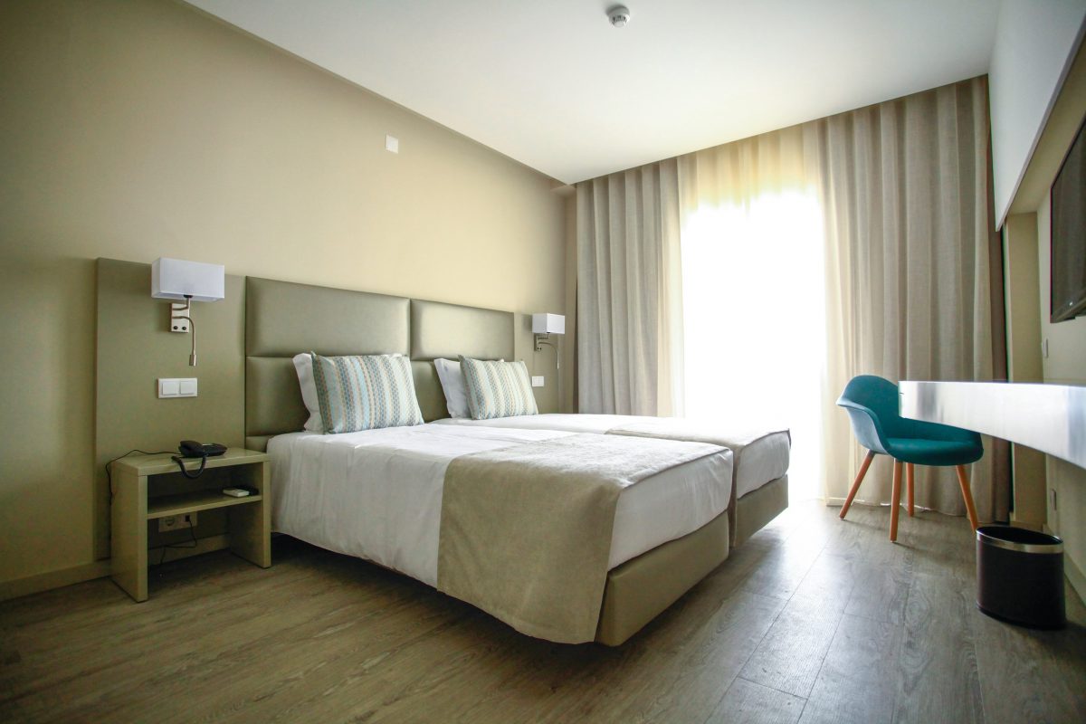 A twin bedroom at Maria Nova Lounge, Tavira, Eastern Algarve, Portugal