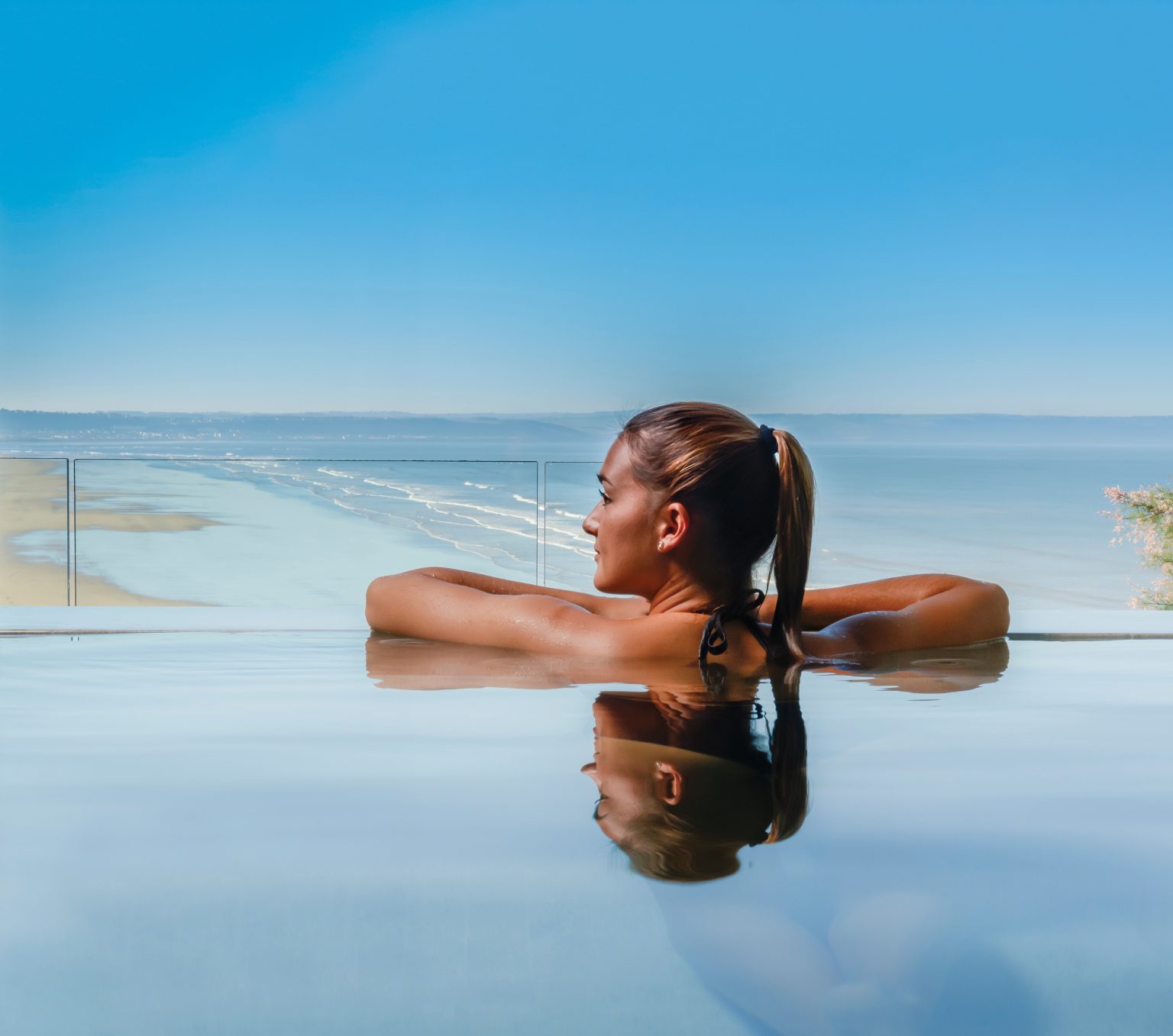 The infinity-edge Source Spa pool overlooking the sea at Saunton Sands Hotel