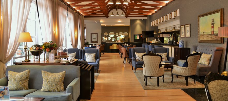 The elegant bar in The Commodore Hotel, Cape Town, South Africa. Golf Planet Holidays.
