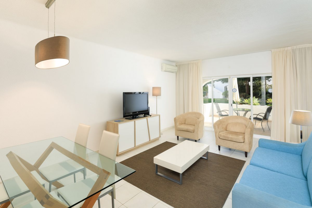 Lounge, dining area and terrace in your accommodation at Vale do Lobo Resort