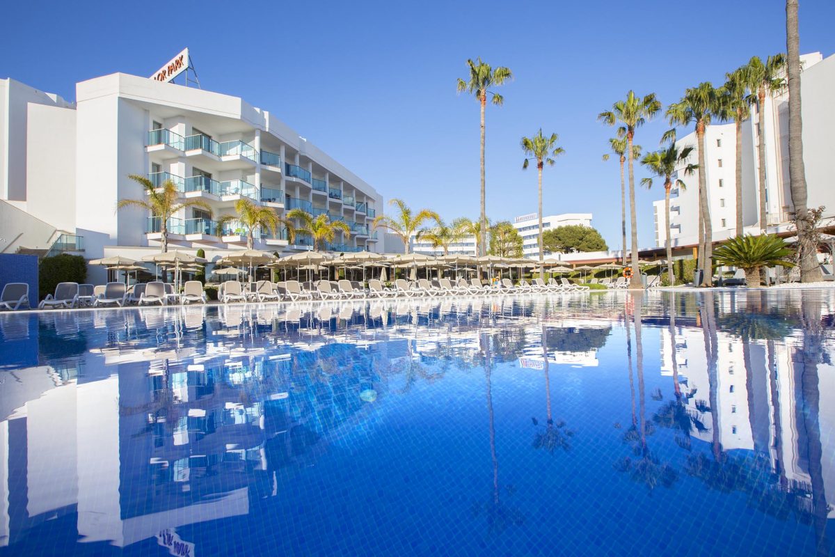 The large swimming pool at Hipotels Cala Millor Park enjoys perfect sunshine in Mallorca