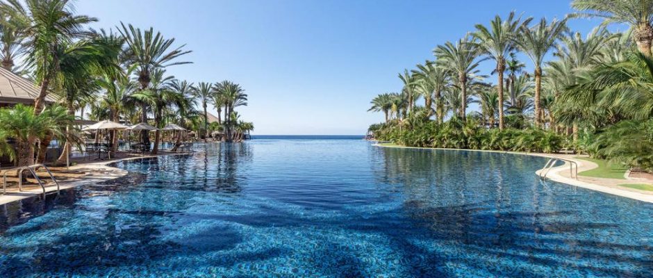 The infinity pool at Lopesan Costa Meloneras, Gran Canaria