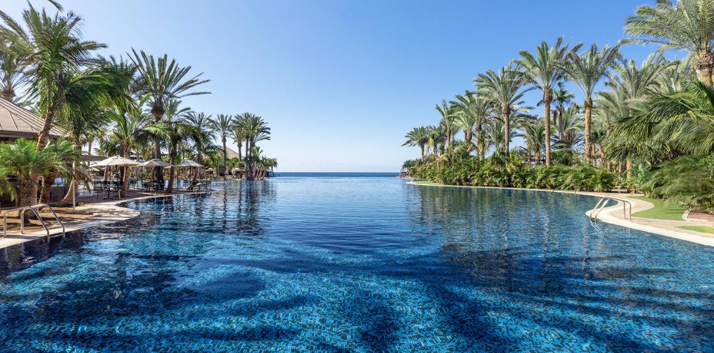 The infinity pool at Lopesan Costa Meloneras
