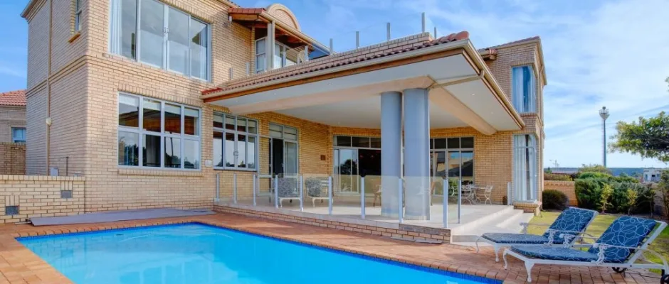 Pool time at African Oceans Manor, Mossel Bay, South Africa. Golf Planet Holidays.