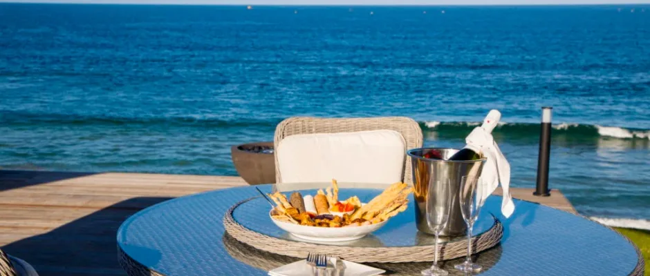 Snacks out by the ocean at African Oceans Manor, Mossel Bay, South Africa. Golf Planet Holidays.