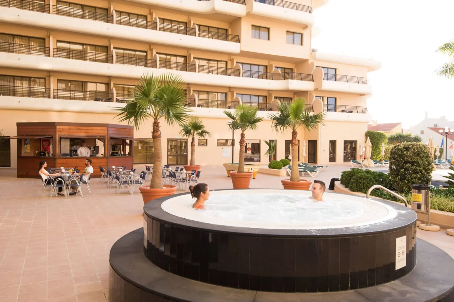 An outdoor whirlpool and the hotel facade at Vila Gale Marina